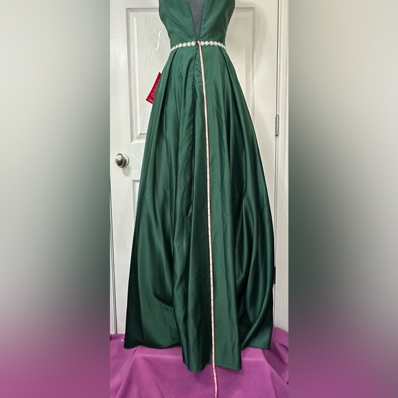 Blondie Nites Emerald Gown w/ Crystal Details size 1 NWT 
Aline Satin Never Worn - Picture 15 of 16